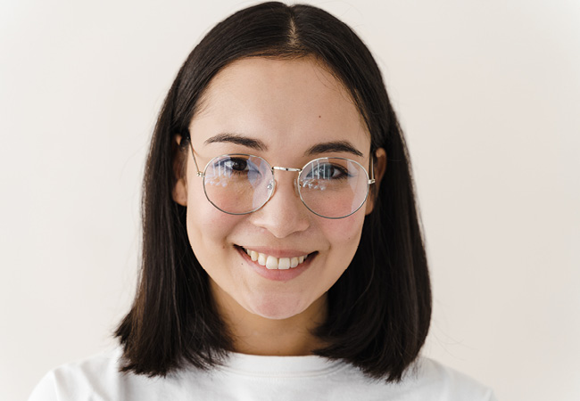 Junge Frau bei Optiker Gollach Optik in Uffenheim freut sich über die Initiativbewerbung und einen möglichen Quereinstieg in die neue Branche der Optiker