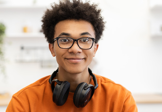 Junger Auszubildender in der Augenoptik – Einstieg bei Gollach Optik - Ausbildung als Augenoptiker