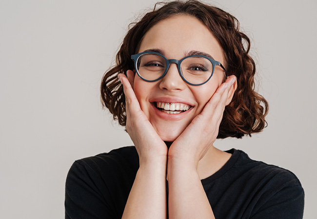 Karriere bei Gollach Optik als Hörakustikmeister:in und Traumberuf finden - Frau die sich über einen Job im Raum Würzburg freut - Karriere bei Gollach Optik