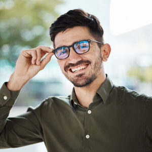 Augenoptiker mit Brille im Beratungsgespräch – Job bei Gollach Optik