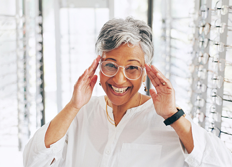 Kundin freut sich über ihre neue Brille bei Gollach Optik – professionelle Beratung und große Auswahl.