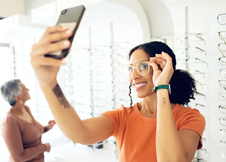 Brillenanprobe in der Filiale von Gollach Optik – moderne Fassungen und persönliche Beratung