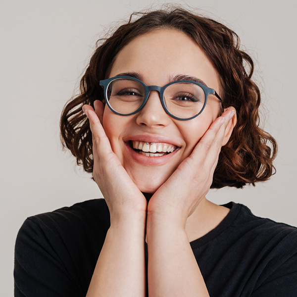 Hörakustikmeister:in bei Gollach Optik - Frau die sich über die Karriere im Raum Ochsenfurt freut