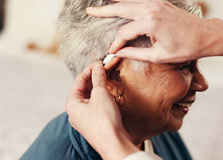 Fachgerechte Hörgeräte-Anpassung für eine Kundin durch die Hörakustiker bei Gollach Optik