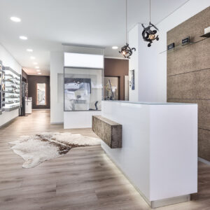 Empfangstheke und stilvoller Eingangsbereich von Gollach Optik in Ochsenfurt