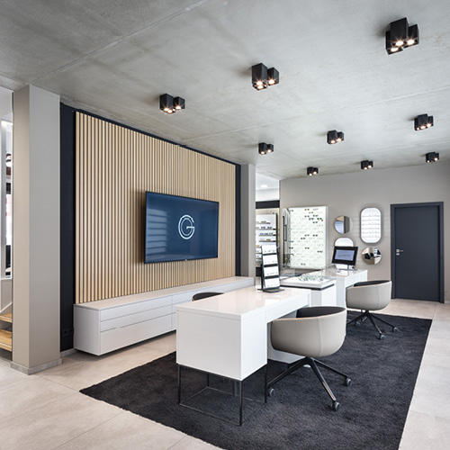 Einladender Beratungsraum mit Markenlogo in der Gollach Optik Filiale