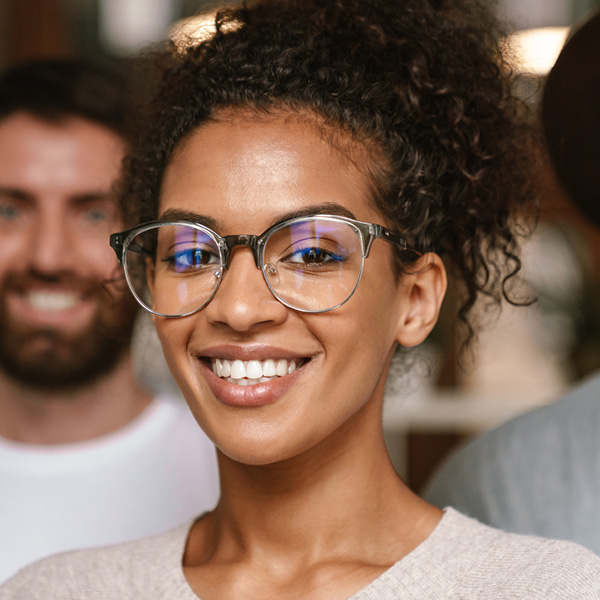 Businessfrau findet perfekte Brille für ihre Arbeit bei Gollach Optik - Über uns