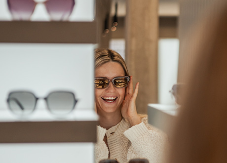 Fachgerechte Hörgeräte-Anpassung für eine Kundin durch die Hörakustiker bei Gollach Optik