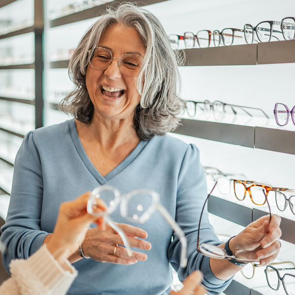 Verkäuferin von Brillen und gutem Service freut sich über den Austausch mit Kunden - Gollach Optik in Ihrer Region! Service dem Sie vertrauen können.